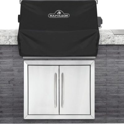 Housse pour BBQ encastré Prestige 500 Napoléon photographiée sur fond neutre avec mise au point sur les sangles et ventilation